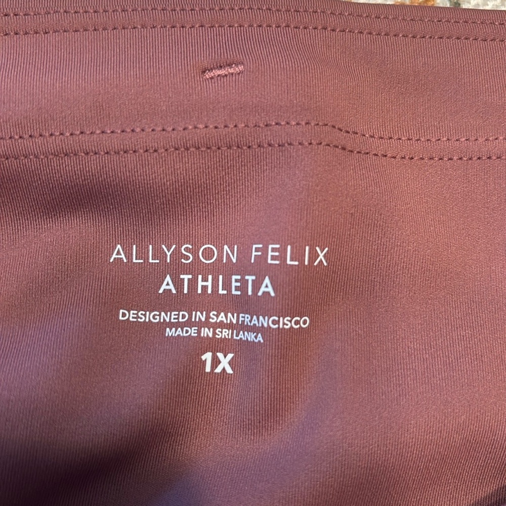 Athleta Allyson Felix 7/8 leggings
Size 1x ( runs smaller)
NWOT